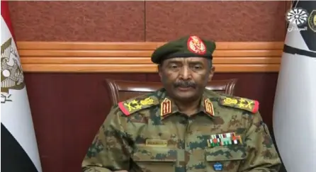  ?? AFP ?? En esta captura de video tomada de la televisión de Sudán se muestra al general del Ejército Abdel Fattah al-Burhan dirigiéndo­se al pueblo sudanés, este lunes.