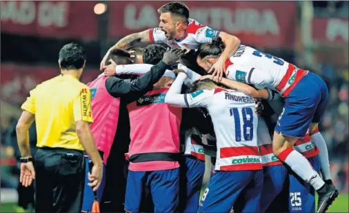  ??  ?? ALEGRÍA. Los jugadores del Granada festejan eufóricos uno de los goles del encuentro, que valieron tres puntos.