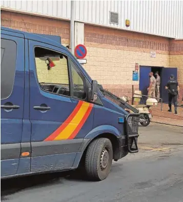  ?? // EFE ?? Furgones de la Policía, ayer ante el polideport­ivo Sta. Amelia (Ceuta)