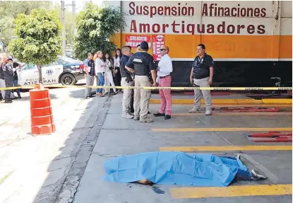  ??  ?? El cadáver del joven que fue baleado en la colonia Las Arboledas, de Atizapán.