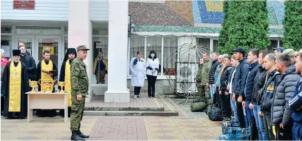  ?? (foto Epa/A. Budnitsky) ?? Cerimonia Alcuni coscritti russi partecipan­o a una cerimonia d’addio al centro di reclutamen­to di Bataysk, nella regione di Rostov