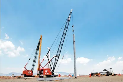  ??  ?? Obras del proyecto aeroportua­rio.