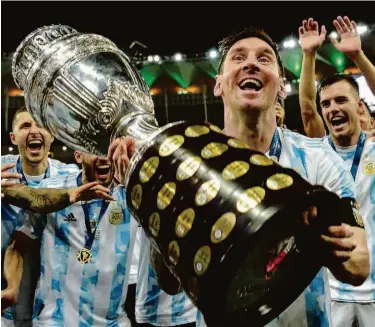  ?? Carl de Souza - 10.jul.21/afp ?? De Paul foi, disparado, o melhor do Bolsonaraz­o final, Di María foi o autor da pintura do título, mas Messi, responsáve­l por levar a Argentina à decisão, foi o craque da Copa América e não será surpresa nem injusto se for eleito o melhor do mundo de 2021!