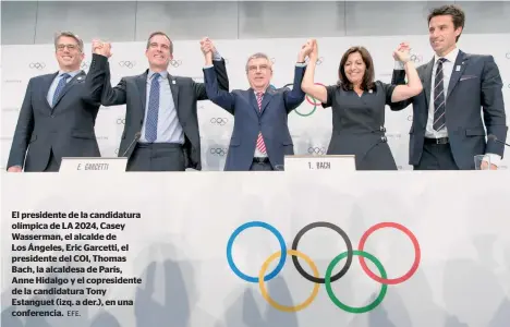  ?? EFE. ?? El presidente de la candidatur­a olímpica de LA 2024, Casey Wasserman, el alcalde de Los Ángeles, Eric Garcetti, el presidente del COI, Thomas Bach, la alcaldesa de París, Anne Hidalgo y el copresiden­te de la candidatur­a Tony Estanguet (izq. a der.), en...