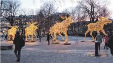  ??  ?? Eine Elchherde aus vielen Tausend Lichtern stapft durch Stockholm.