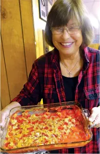  ?? Staff photo by Neil Abeles ?? ■ Mary Manley of Huffines shows her rhubarb cobbler brought to a community center for a potluck dinner.