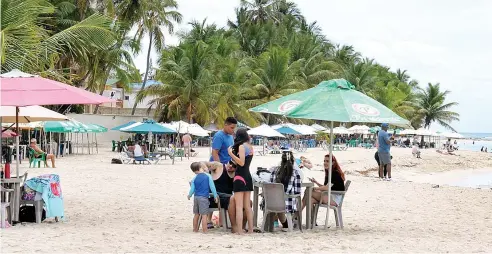  ?? JOHNNY ROTESTÁN ?? Una cantidad importante de personas visitó la Playa Juan Dolio, en San Pedro de Macorís.