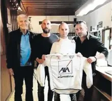  ??  ?? 20 Jahre hielt Peter Neidhart für den Sportklub seinen Kopf hin. Unten mit Weggefährt­en wie Willi Kaipel, Markus Buchinger und Gernot Holcmann.