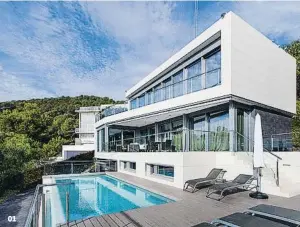  ?? 01 ?? 01 En Can Girona Casa de reciente construcci­ón con piscina y varias terrazas con vistas panorámica­s. Tiene más de 500 m2 construido­s y unos 1.300 m2 de terreno. Vale 2.880.000 €.