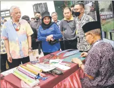  ?? — Bernama photo ?? Ismail Sabri (left) visiting the Pahang Pavilion at the MAHA at the MAEPS.