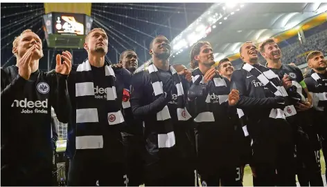  ?? FOTO: DEDERT/DPA ?? Mal wieder ein hessischer Festtag auf Europas Fußballbüh­ne: Die Spieler von Eintracht Frankfurt feiern ihr 4:1 gegen RB Salzburg vor dem Fanblock.