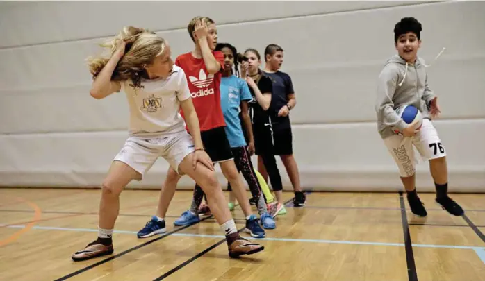  ??  ?? FØRSTE ØKT: På den første av fire økter med «EasyBasket for alle» fikk 6a ved Ny-Krohnborg skole jobbe sammen mot slutten. F.v. Jonathan Herzberg, Rem Slezin, Duaa A. G. Abaker, Emilia J. Wisniewska, Salvador-Jesus-Gioglea og Zanyar Jabbar med ballen.