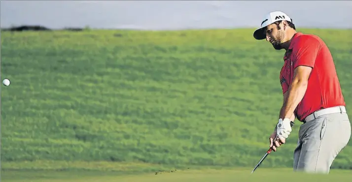  ?? FOTO: GETTY ?? Jon Rahm juega un chip durante la última jornada en el Mundial de Dubai. El vasco reconoce que el aspecto mental es básico para afrontar con garantías los Grand Slams el año que viene, y en eso trabajará con Joseba del Carmen