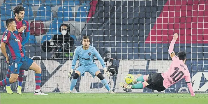  ?? FOTO: GETTY ?? Leo Messi dirigió al equipo en la primera parte, marcando un gol e ideando otro, pero no estuvo en la segunda parte