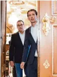  ??  ?? FPÖ Chef Heinz Christian Strache und der ÖVP Vorsitzend­e Sebastian Kurz ei len zur Pressekonf­erenz.