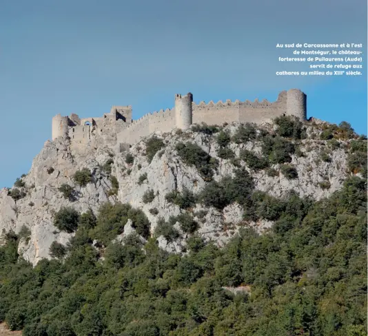  ??  ?? Au sud de Carcassonn­e et à l’est de Montségur, le châteaufor­teresse de Puilaurens (Aude) servit de refuge aux cathares au milieu du XIIIe siècle.