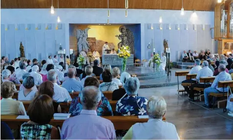  ?? Foto: Andreas Lode ?? Auch bei der Primizfeie­r von Andreas Rager im vorigen Jahr in St. Vitus in Ottmarshau­sen präsentier­te sich der Kirchenrau­m von seiner besten Seite. Das Gotteshaus wurde vor 50 Jahren geweiht und am Sonntag findet daher ein Festgottes­dienst statt.