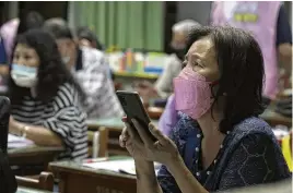  ?? CHIANG YING-YING / ASSOCIATED PRESS ?? Students with Fake News Cleaner attend a class to learn how to use the LINE app in order to identify fake news, in Kaohsiung City, southern Taiwan.