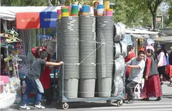  ??  ?? En negocios de La Merced y el Mercado de Sonora los recipiente­s para apartar agua duplicaron sus precios; un contenedor de plástico de 120 litros con tapa puede llegar a costar hasta 350 pesos.