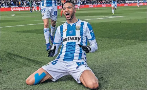  ??  ?? GOLEADOR. En Nesyri celebra uno de los tres goles que le marcó ayer al Betis en Butarque.