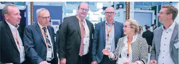  ?? FOTO: FRANK ELSCHNER ?? Die Delegation aus Duisburg auf der Expo Real in München: Oberbürger­meister Sören Link kehrte nach eigener Aussage „mit einem breiten Lächeln“zurück ins Ruhrgebiet.