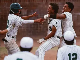  ?? Dennis Lee / MaxPreps ?? Donovan Chriss (3) scores De La Salle-Concord’s game-winning run against St. Francis in the inaugural NorCal Division I championsh­ip game Saturday.