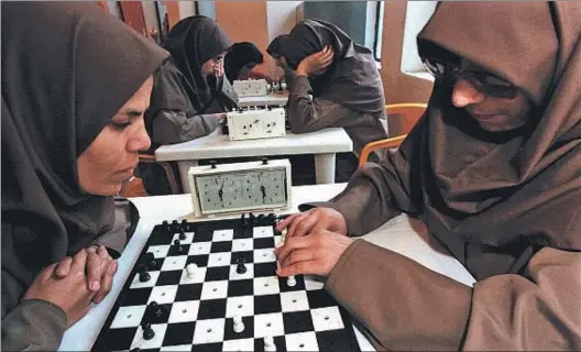  ?? YVES GELLIE / GETTY ?? Tolerat a l’Iran. Un grup de dones juga a escacs en un club de Teheran el 2003. Després de prohibir aquest joc, Khomeini
el va autoritzar el 1988