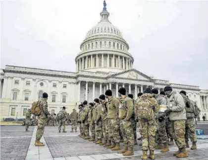  ?? SHAW THEW / EFE ?? El Capitolio se está blindando por miedo a ante la amenaza de disturbios en la toma de posesión de Biden