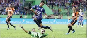  ?? DARMONO/RADAR MALANG ?? TRENGGINAS: Dedik Setiawan (tengah) lebih menjadi pilihan di sisi sayap Arema ketimbang Juan Pablo Pino yang berstatus marquee player.