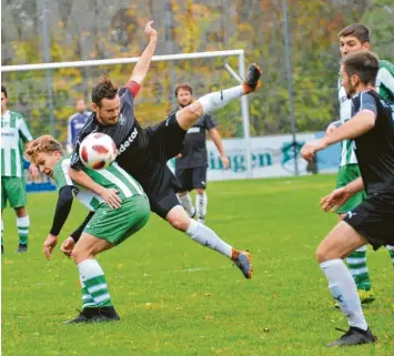  ?? Foto: Karl Aumiller ?? Umkämpftes Derby am Aschberg: Johannes Böck (links) gewann mit dem SV Aislingen gegen Nachbar Weisingen – hier Patrick Hahn in Schräglage – daheim 1:0.