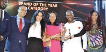  ??  ?? L-R: Social Media Manager, Power Oil, Mr. Kenneth Iruonagbe; Head of Marketing, Dufil Group, Mr. Manpreet Singh; Brand Manager, Power Oil, Amisha Chawla; Public Relations Manager, Power Oil,Mrs. Omotayo AzeezAbiod­un; Executive Director, Media Reach Mr....