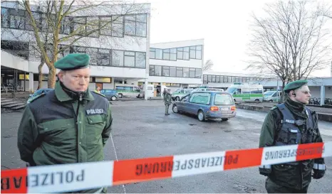  ?? FOTO: DPA ?? Die Albertvill­e-Realschule in Winnenden am 11. März 2009 : Das Gelände ist von der Polizei abgesperrt.