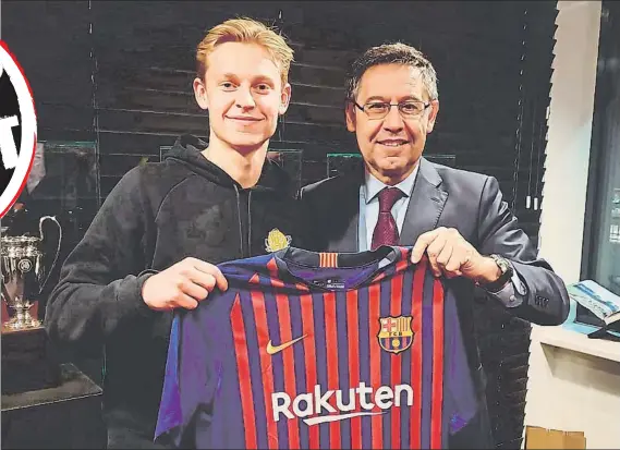  ?? FOTO: FCB ?? Frenkie de Jong posó con la camiseta del Barcelona junto al presidente Josep Maria Bartomeu justo después de firmar su contrato con el Barcelona hasta 2024