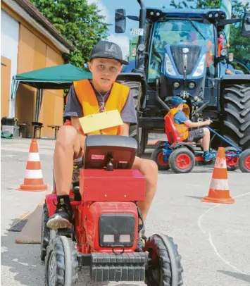  ?? Foto: Philipp Schulte ?? Die Kinder wollten auf dem Bauernhof zu Opa oder Papa hin und seien im toten Winkel des Traktors, sagt ein Sicherheit­sexperte. Rückfahrka­meras, wie sie der zehnjährig­e Simon auf einem Mini-Traktor testet, sollen Unfälle vermeiden.