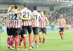  ?? FOTO: JUAN ECHEVERRÍA ?? Piña rojiblanca Los jugadores del Athetic se abrazan después de gol