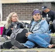  ?? Picture: BRIAN WITBOOI Picture: BRIAN WITBOOI ?? PICNIC MODE: Janine and Kevin Roe enjoy the hits at the Ellies Electronic­s Mannville Music Festival at St George’s Park on Saturday