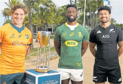  ?? SANZAAR ?? Se mira y no se toca. El australian­o Hooper, el sudafrican­o Kolisi, el neocelandé­s Savea y la copa.