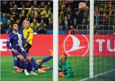  ?? /EFE. ?? El portero del Atlético de Madrid, Jan Oblak (der.), no puede impedir el primer gol del Borussia Dortmund.
