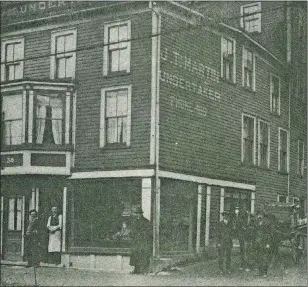  ?? PANL ?? Because of the large amount of public interest, Eng Wing Kit’s three murder victims were placed on display in the window of J.T Martin Undertaker.