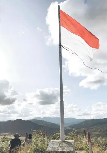  ??  ?? KEBANGGAAN: Bendera Indonesia berkibar megah di Gunung Upai Semaring, Krayan Kalimantan Timur.