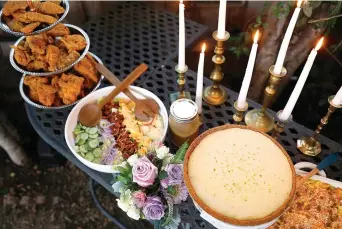  ?? Tribune News Serice ?? ■ From left, fried chicken, Shaved Apple Salad with onion, toasted pecans and aged gouda cheese, key lime pie and Mac ‘N’ Cheese are served at a fried chicken party in Los Angeles, Calif.