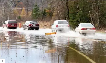  ?? PHOTOS MARC VALLIÈRES, AGENCE QMI ?? 1. L’équipe de sauvetage nautique des pompiers de Québec a été requise pour venir en aide aux sinistrés dans un secteur inondé de Beauport, près de la rivière Montmorenc­y. 2. À Stoneham, la rivière des Hurons s’est invitée dans des chalets. 3. La crue...