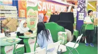  ??  ?? NASIHAT: Konsultan Anlene memberi nasihat kepada pelanggan pada pemeriksaa­n ‘AnleneTM Wellness Check’ di Emart Batu Kawa.