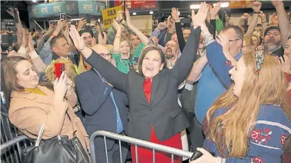  ?? AFP ?? Festejos. Mary McDonald, la jefa del Sinn Féin, celebra los resultados del partido en el comicio de Irlanda.