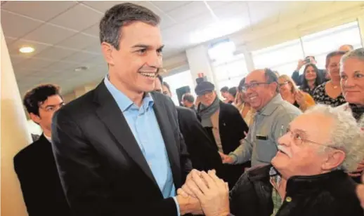 ?? EFE/A. CARRASCO RAGEL ?? Pedro Sánchez visitó ayer La Línea donde convocó una asamblea abierta con militantes