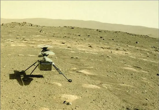  ?? NASA / EFE ?? Imatge de l’helicòpter Ingenuity moments després de ser dipositat amb èxit sobre la superfície de Mart pel rover Perseveran­ce