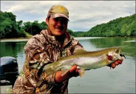  ?? (Arkansas Democrat-Gazette/Bryan Hendricks) ?? Craig Yowell, a trout fishing guide on the White River, displays a 21-inch rainbow trout (left) and a 22-inch brown trout that the author caught and released Monday on the White River. The author also caught 17-inch and 21-inch brown trout. More photos are available at arkansason­line.com/524trip/.