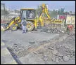  ?? VIJAY BATE/HT PHOTO ?? BMC workers take up repair work of Gokhale Bridge in Andheri.