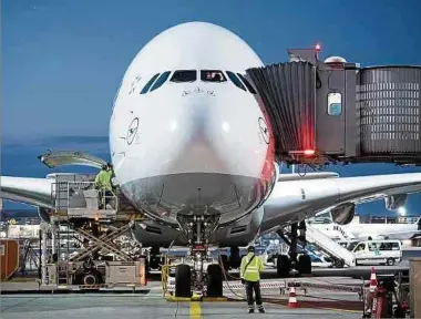  ?? Foto: dpa ?? Aufgrund der steigenden Nachfrage bekommt der ausgemuste­rte Airbus A380 bei der Lufthansa womöglich noch mal eine Chance.