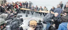 ?? FOTO: IMAGO ?? Das Ende: Bei einer Pressekonf­erenz in der Turnhalle gibt Ministerpr­äsident Günther Oettinger die Bilanz des Amoklaufs bekannt.